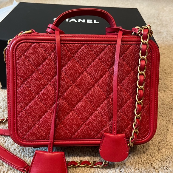 Chanel Vanity Case Bag Medium Size in rich red color - Picture 3 of 13